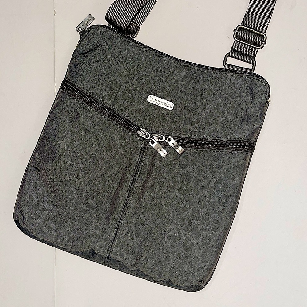 BAGGALLINI GRAY LEOPARD ZIPPERED CROSSBODY BAG
